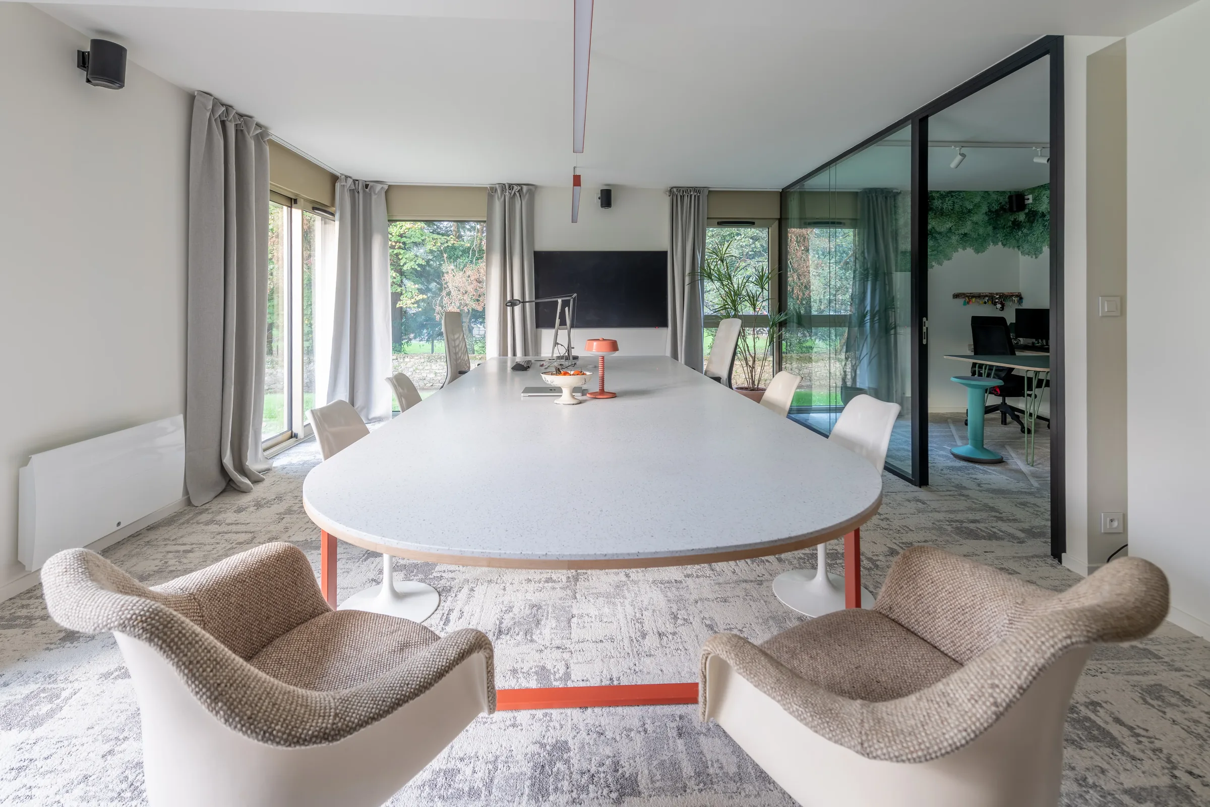 Bureaux Esquisse — grande table de réunion